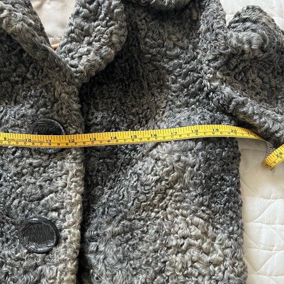 Cropped Persian sheepskin coat - Picture 5 of 7